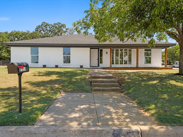 2113 Carverly Dr, Fort Worth, TX 76112