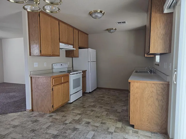 810 SW Oak St — Photo 3