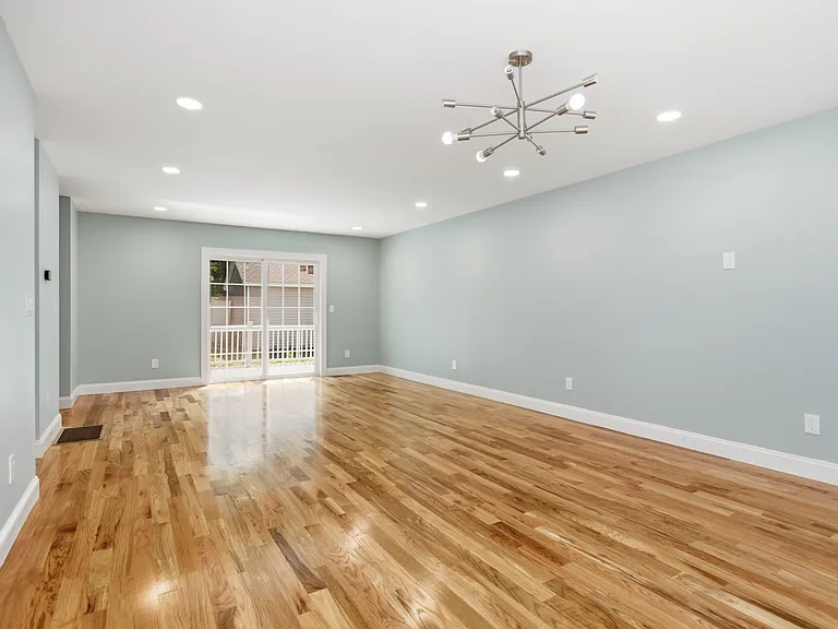 470 Oakville Ave — Photo 16