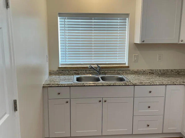 1560 Hillside Dr #B — Photo 8