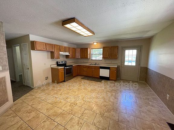 4th image of 831 S Timber Ridge Dr