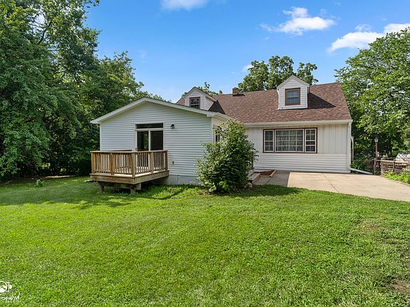 4th image of 2103 Maple Rd