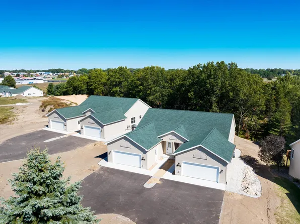 1933 Pine Ridge Dr, Manistee, MI 49660