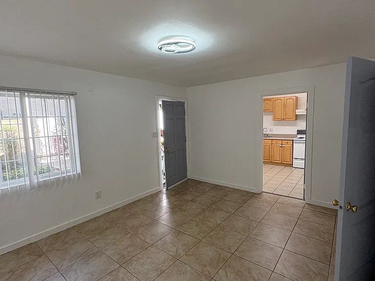 217 E Taylor St — Photo 2