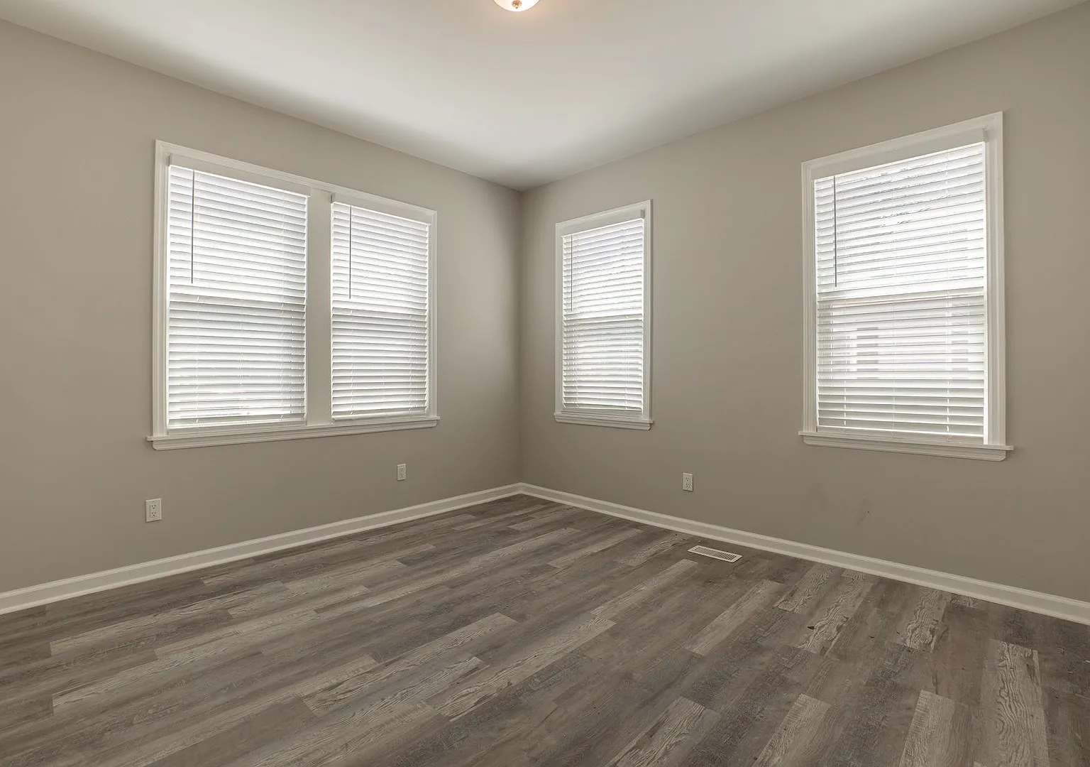 Welcome to this newly renovated home in a stellar location. — Photo 3