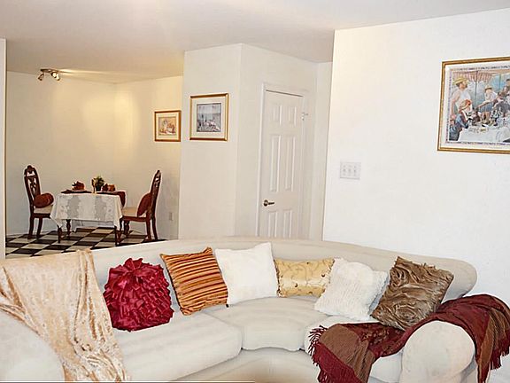 5th image of 1601 S Shepherd Dr APT 256