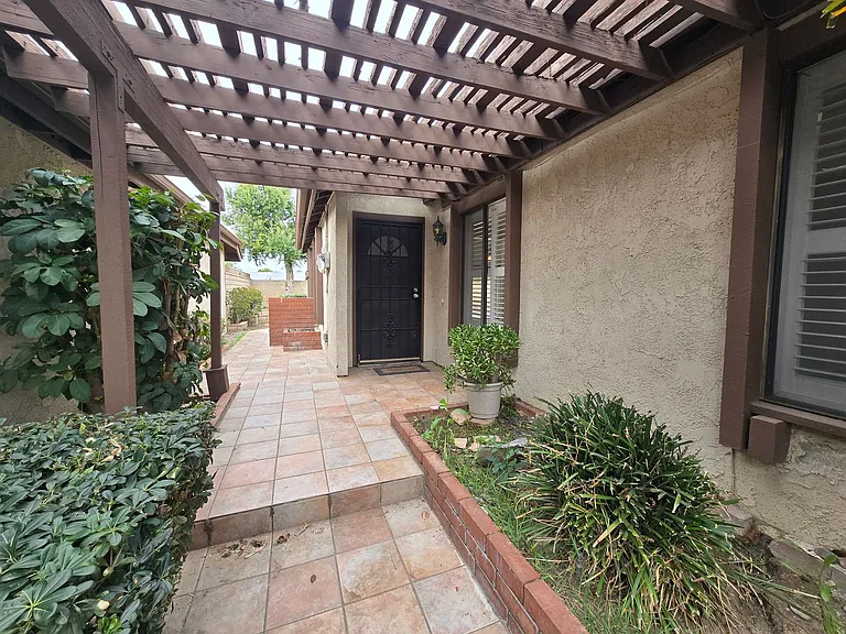 2960 Hyde Park Cir — Photo 2