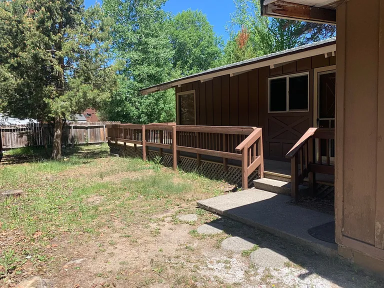 4043 Greenwood Rd — Photo 2