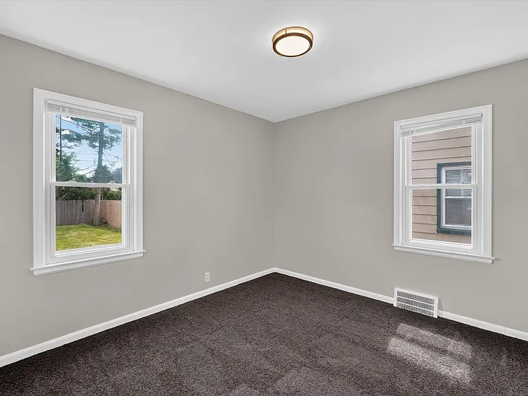 2090 Cicotte Ave — Photo 17