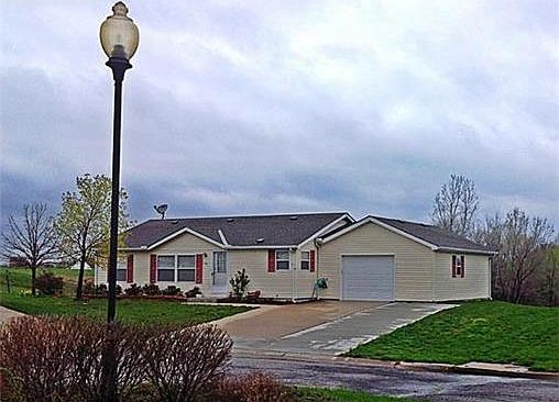 3rd image of 910 NE Birch Ct
