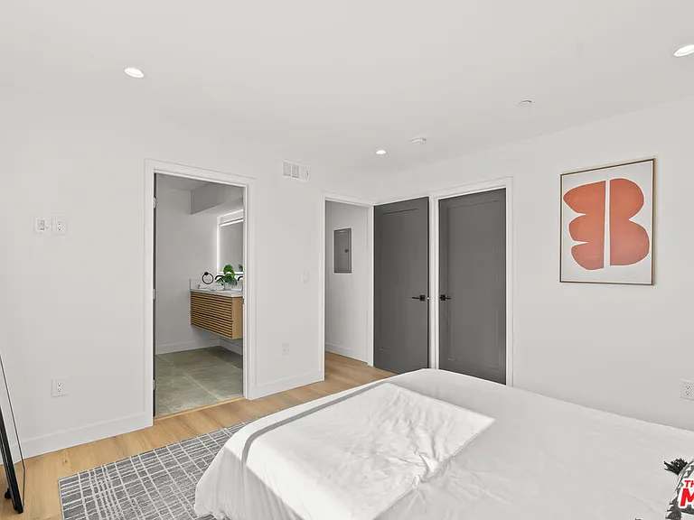 236 S Carondelet St — Photo 11