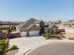 9527 Riviera Del Sol Dr, Bakersfield, CA 93314