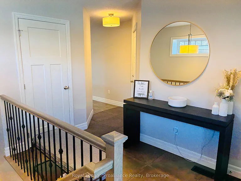 48 Mercedes Dr — Photo 4