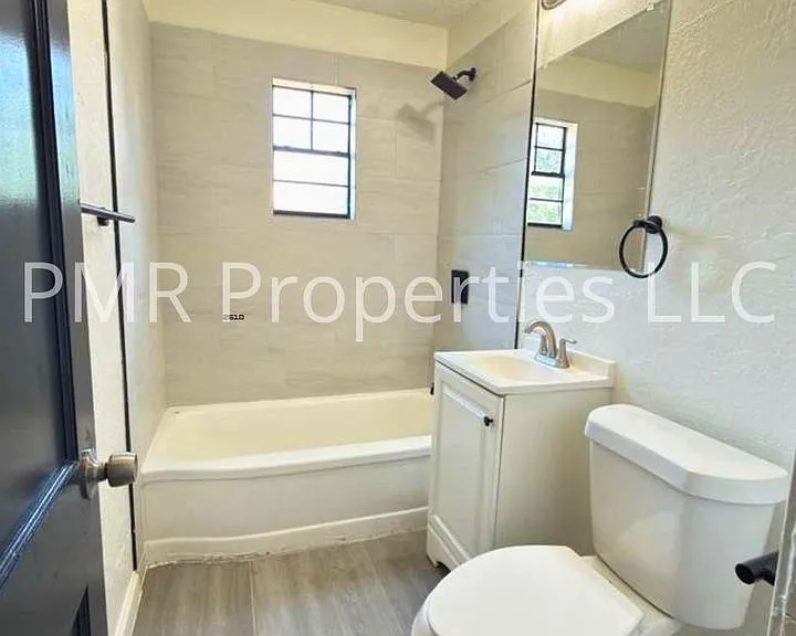 2406 SW D Ave — Photo 5