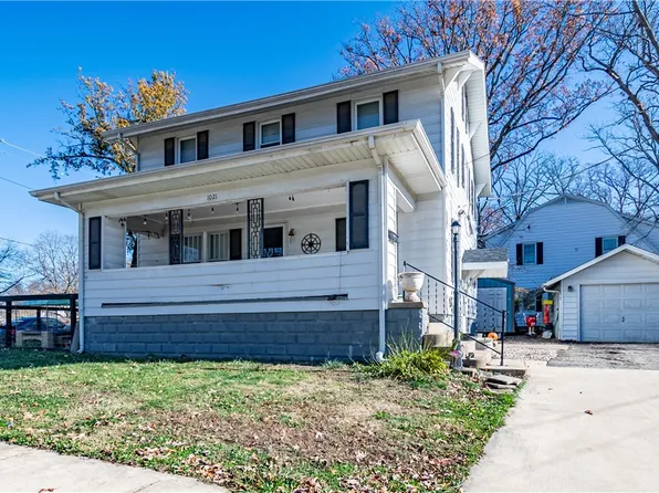 1021 9th St, Charleston, IL 61920