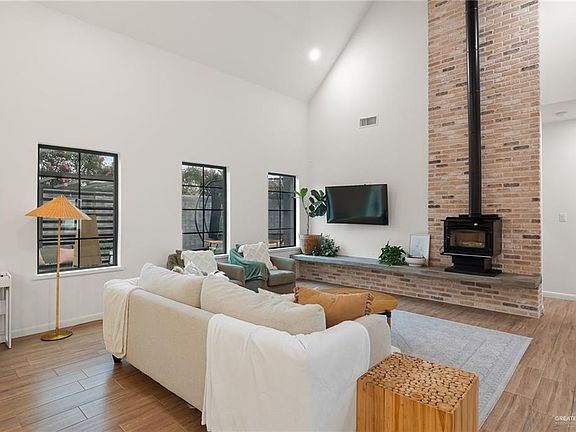 4th image of 2516 Colvin Ave