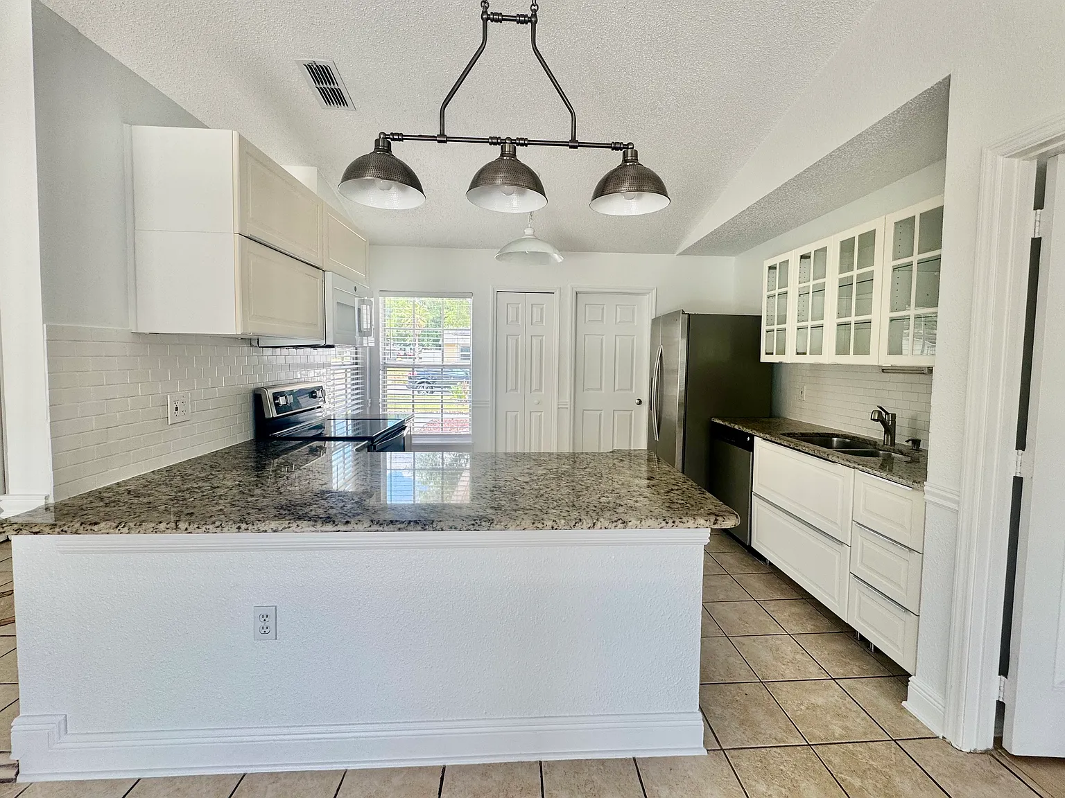 3 bed, 1268 sqft, $2,650 — Photo 2
