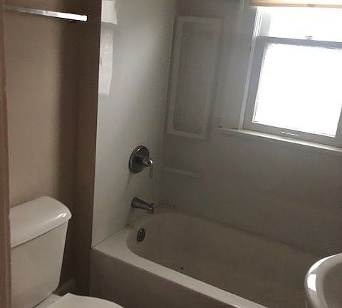 4th image of 829 N Denny St