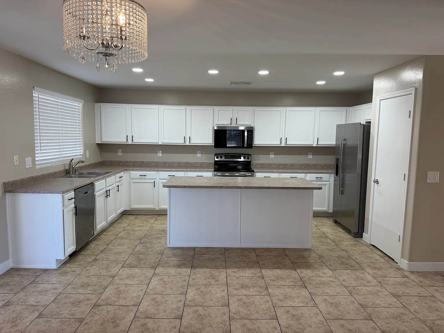 4 bed, 2.5 bath, 2059 sqft, $2,195 — Photo 3
