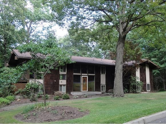 1st image of 17 Oakridge Dr