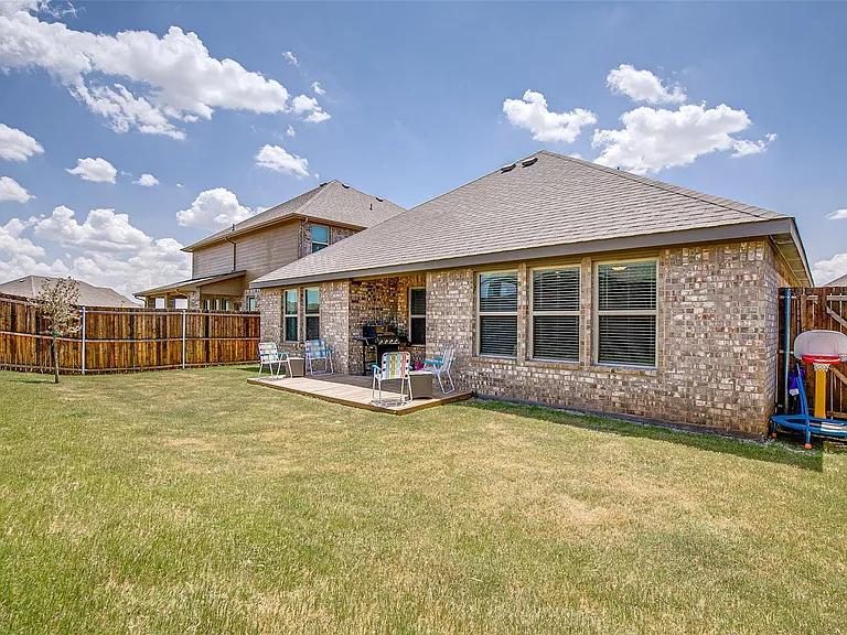 593 Jamestown Ln — Photo 24