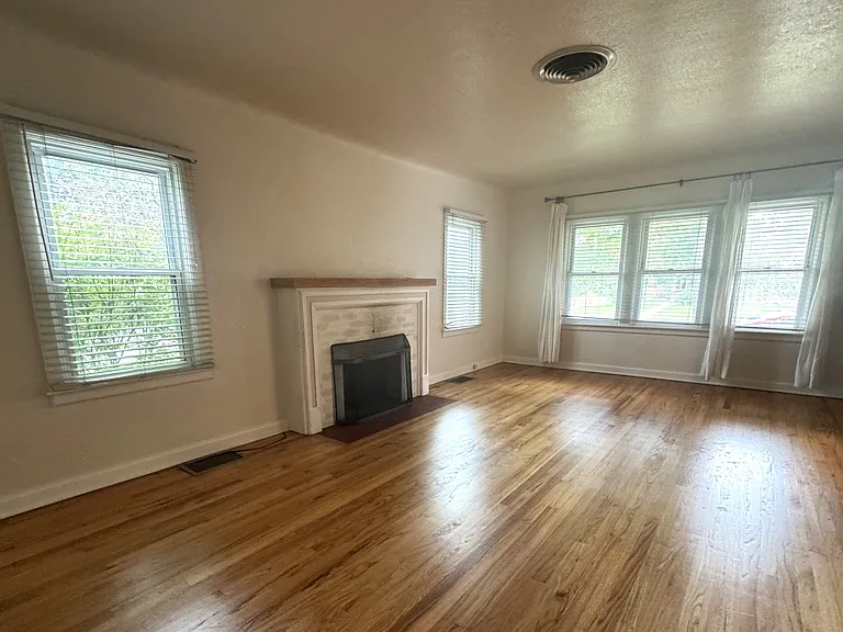 700 Dexter St — Photo 4