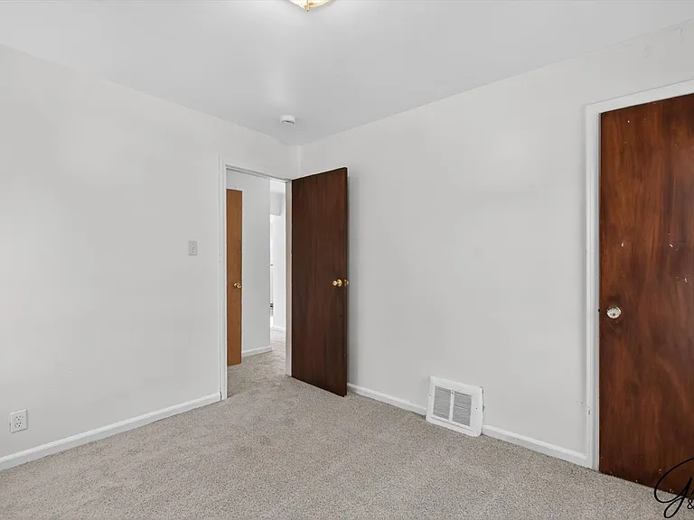 20259 Oakfield St — Photo 17