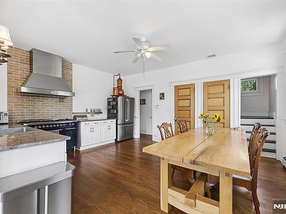 4th image of 260 Knickerbocker Rd