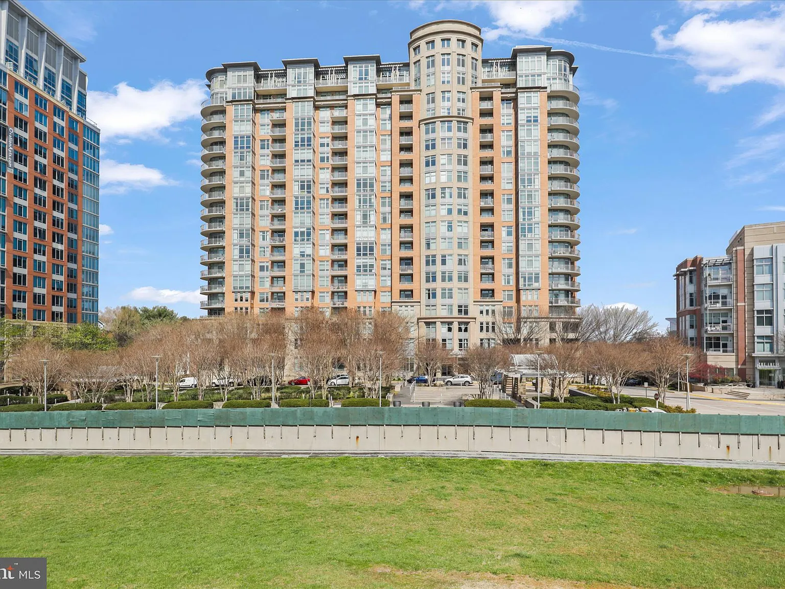 One Park Crest Condo — Photo 2