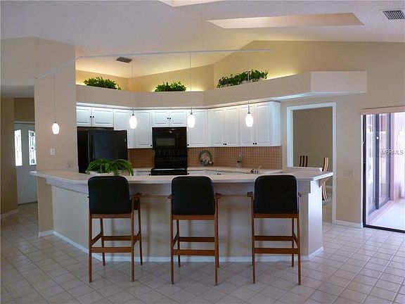 5th image of 118 Woodcreek Dr S
