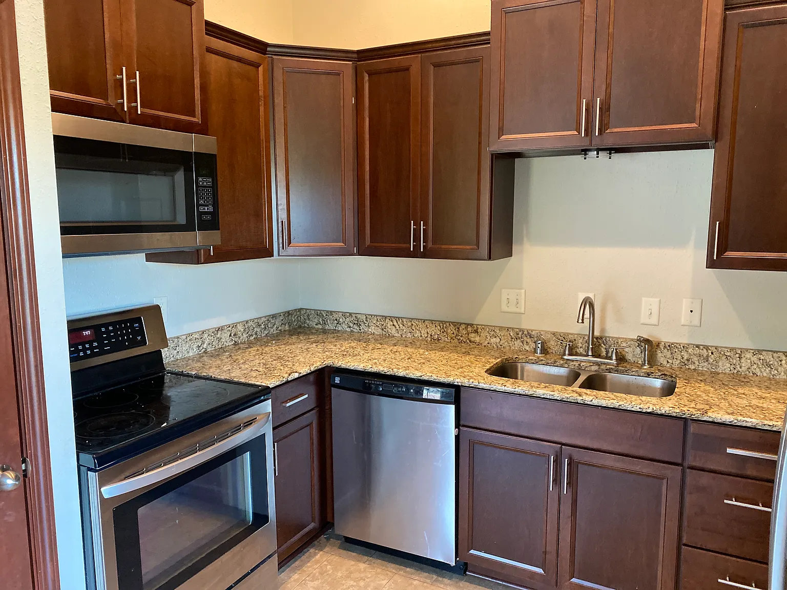 3 bed, 1800 sqft, $2,200 — Photo 3