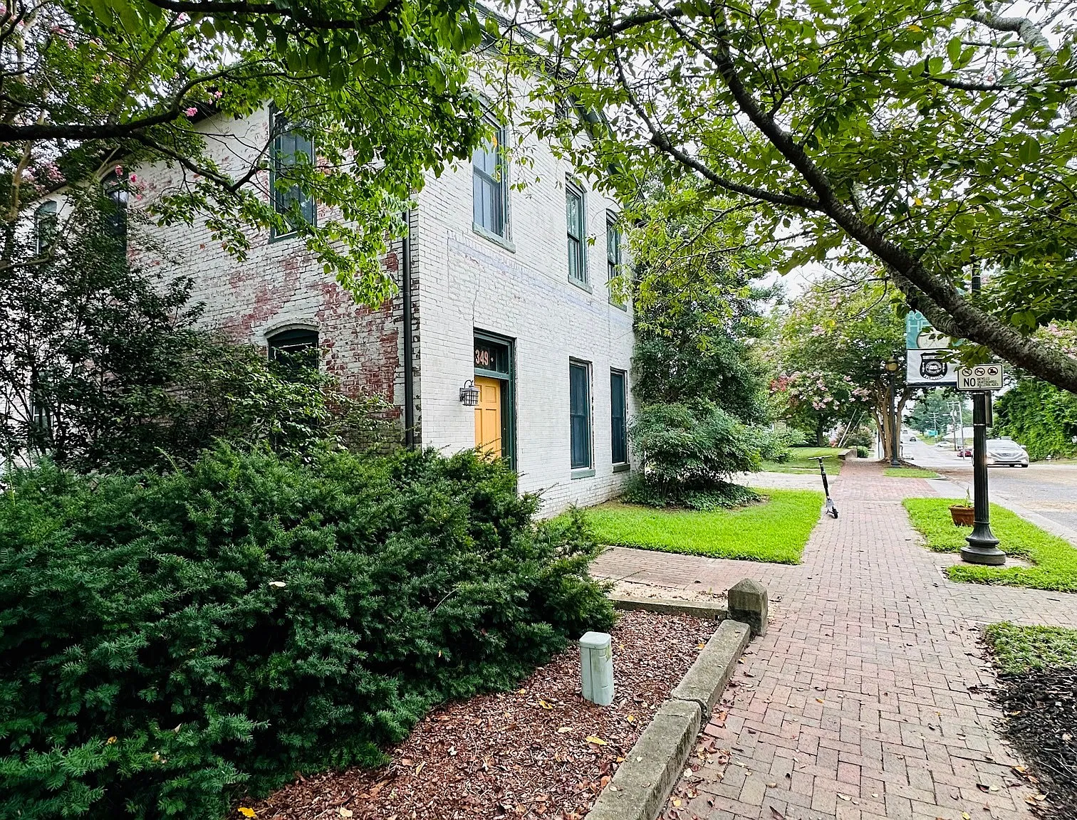 1 bed, 950 sqft, $1,299 — Photo 1