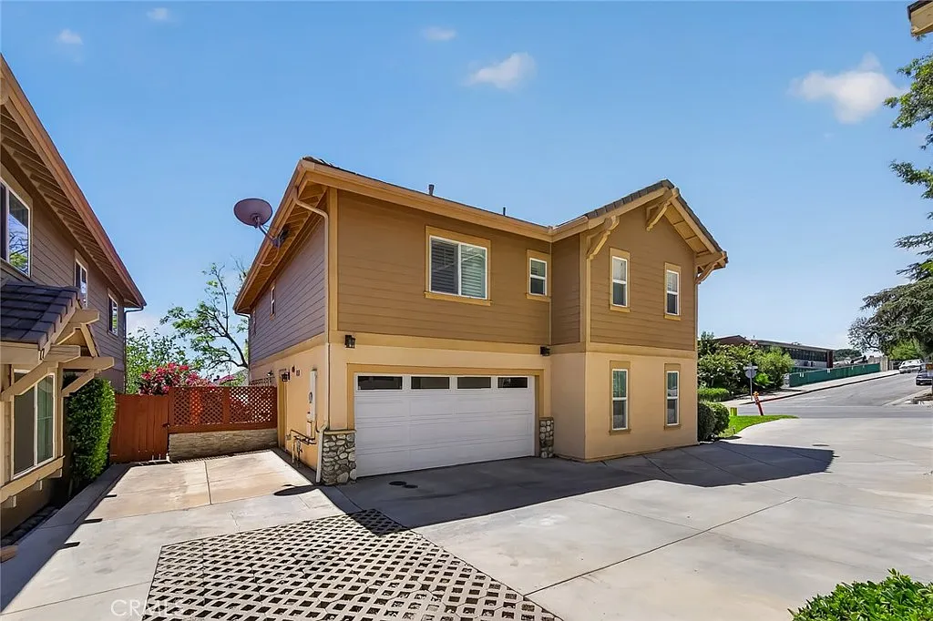 4 bed, 2564 sqft, $6,500 — Photo 4