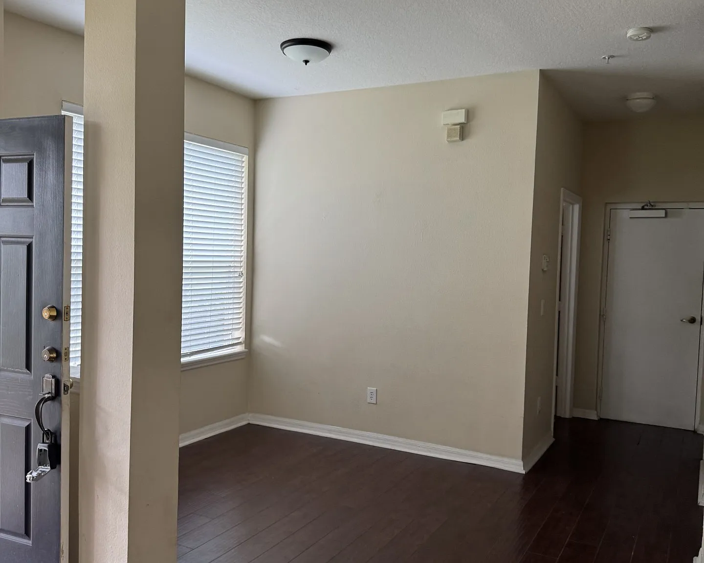 3 bed, 2.5 bath, 1624 sqft, $2,100 — Photo 4