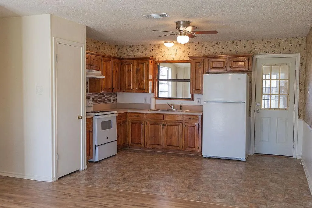 3 bed, 864 sqft, $1,450 — Photo 2