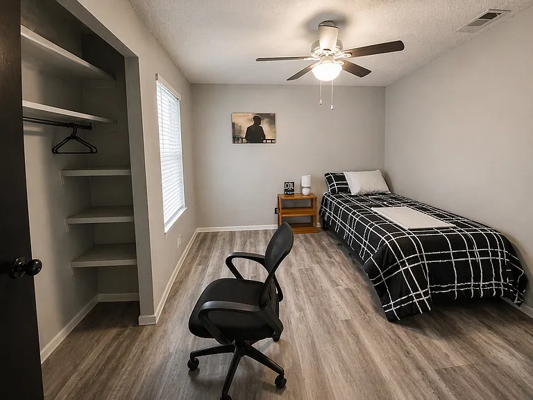 6353 Greyhawk Ave — Photo 12