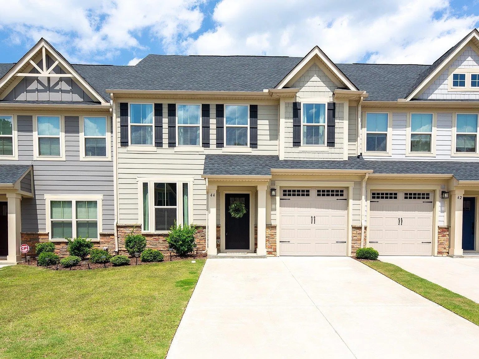 3 bed, 2.5 bath, 2078 sqft, $2,250 — Photo 2