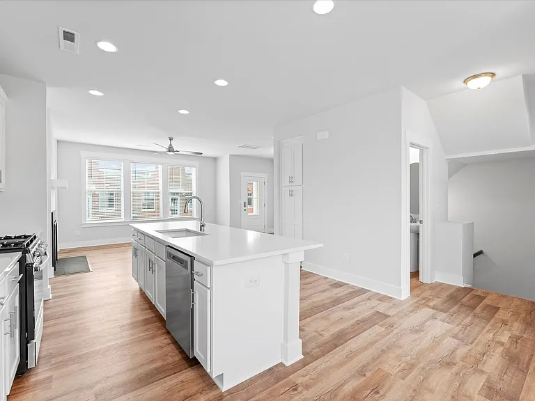 628 Amalfi Dr — Photo 7