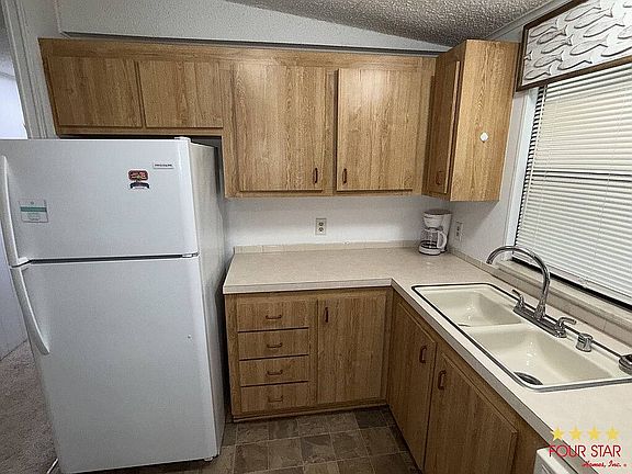 3rd image of 31 Ribbon Falls Dr