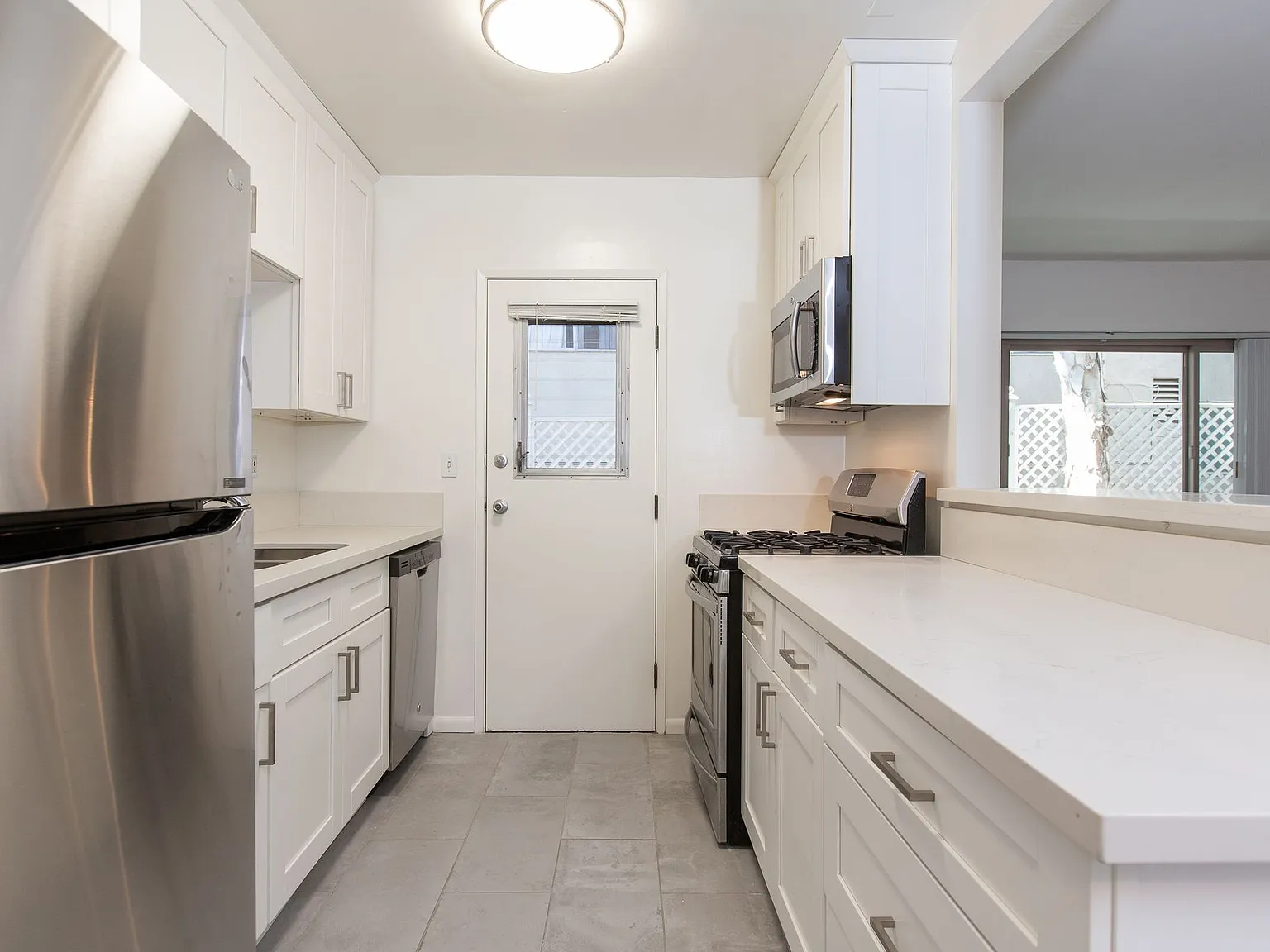 Brentwood California Spacious Garden apartments — Photo 1
