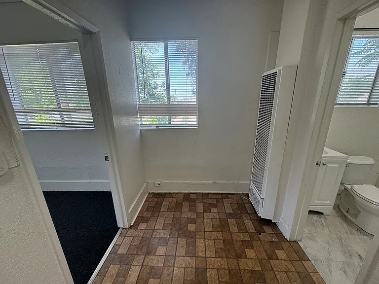 127 N Burlington Ave #C — Photo 15
