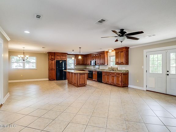 3rd image of 205 Ash Ln