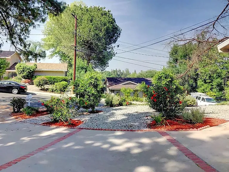 24360 Crestlawn St — Photo 3