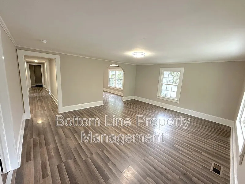 3 bed, 1.0 bath, 1430 sqft, $1,495 — Photo 2