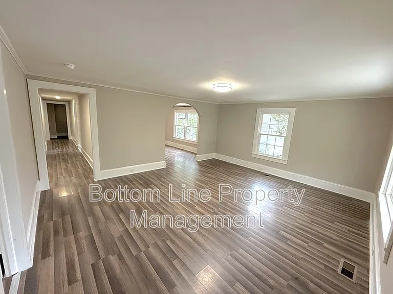 1429 W Horah St — Photo 2