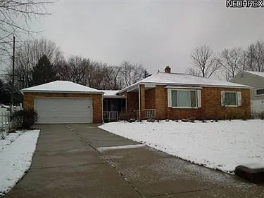 11 Tudor Ave photo 1