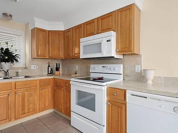 4th image of 1041 Hyde Park Ave APT 2
