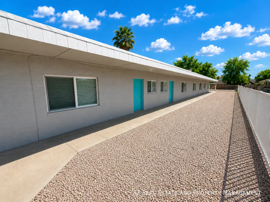 Beautiful 2-Bedroom Apartment in a Desirable Phoenix Neighborhood — Photo 3