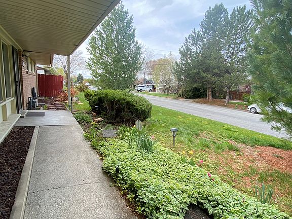 2nd image of 1150 E Iris Ln