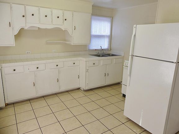 4th image of 115 N I St APT B